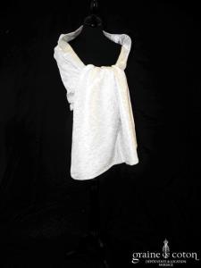 Création - Étole en soie brodée ivoire bordée d'un liseret rose