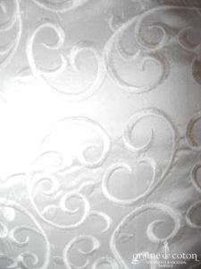 Création - Étole en soie brodée ivoire bordée d'un liseret rose