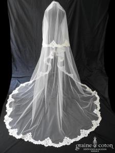 Cymbeline - Voile long de 3 mètres en tulle ivoire bordé de dentelle de Calais