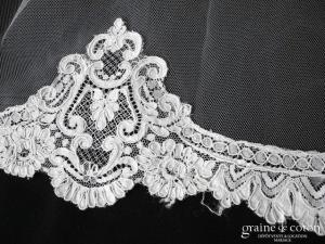 Cymbeline - Voile long de 3 mètres en tulle ivoire bordé de dentelle de Calais