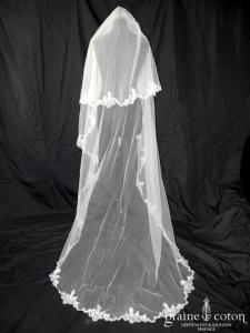 Voile long de 2,50 mètres en tulle ivoire clair bordé d'une fine dentelle