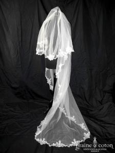 Voile long de 2,50 mètres en tulle ivoire clair bordé d'une fine dentelle