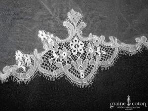 Voile long de 2,50 mètres en tulle ivoire clair bordé d'une fine dentelle