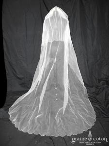 Voile long de 2,50 mètres en tulle ivoire clair bordé de fines perles