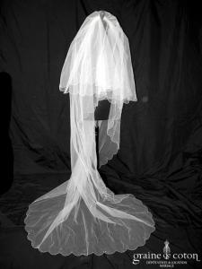 Voile long de 2,50 mètres en tulle ivoire clair bordé de fines perles