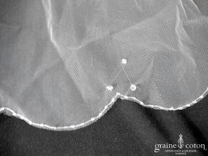 Voile long de 2,50 mètres en tulle ivoire clair bordé de fines perles