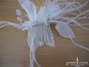 Peigne à cheveux avec pétales d'organza et plumes ivoire