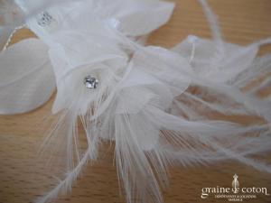 Peigne à cheveux avec pétales d'organza et plumes ivoire