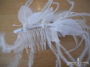 Peigne à cheveux avec pétales d'organza et plumes blanc.