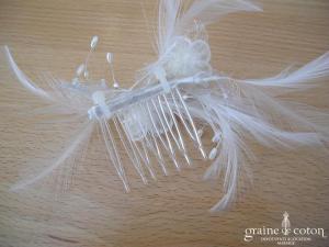 Peigne à cheveux avec fleurs en organza et plumes