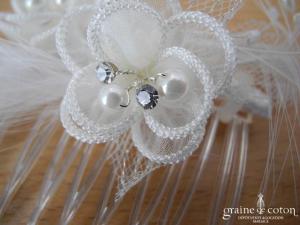 Peigne à cheveux avec fleurs en organza et plumes
