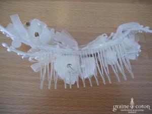 Peigne à cheveux avec fleurs en tissu, perles et strass ivoire