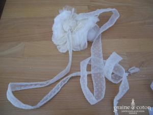Headband fleur en mousseline plumetis à nouer, coudre ou piquer dans les cheveux