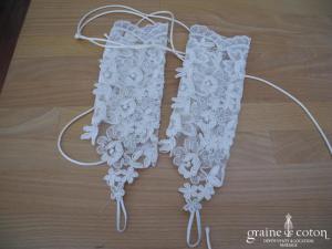 Mitaines en dentelle ivoire et argentée à lacer