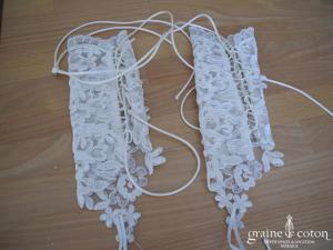 Mitaines en dentelle ivoire et argentée à lacer