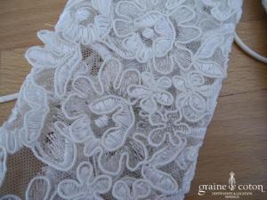 Mitaines en dentelle ivoire et argentée à lacer