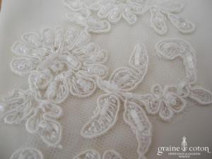 Gants longs en satin stretch finition fleurs en dentelle