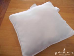 Coussin d'alliances en satin blanc avec noeud
