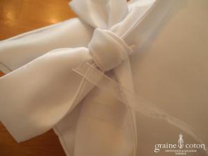 Coussin d'alliances en satin blanc avec noeud