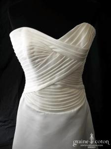 Créateur anglais - Robe plissée en satin duchesse ivoire