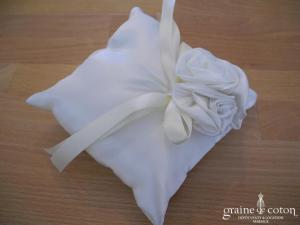 Coussin d'alliances en satin ivoire avec noeud