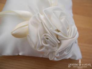 Coussin d'alliances en satin ivoire avec noeud