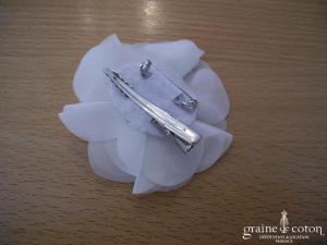 Pince à cheveux ou broche fleur en organza ivoire, coeur perles et strass