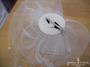 Coiffe voilette avec tulle et plumes montée sur pince