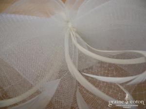 Coiffe voilette avec tulle et plumes montée sur pince