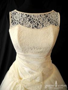 Création - Robe taille basse en tulle et dentelle ivoire