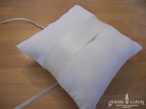 Coussin d'alliances en satin ivoire avec anneau de strass