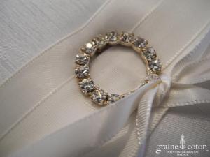 Coussin d'alliances en satin ivoire avec anneau de strass