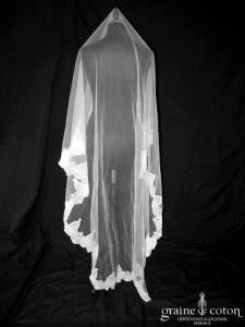 Création - Voile long de 2,50 mètres en tulle blanc bordé de dentelle