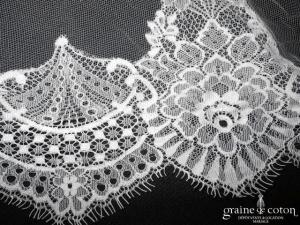 Création - Voile long de 2,50 mètres en tulle blanc bordé de dentelle