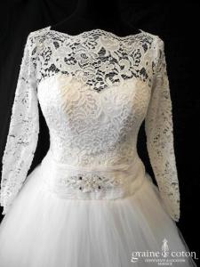 Création - Robe blanche en tulle et dentelle avec manches longues