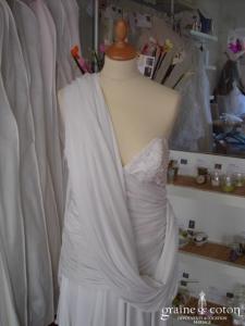 Robe bustier drapée en jersey blanc satiné