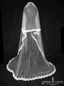 Miss Kelly - Voile long de 3 mètres en tulle ivoire clair bordé de dentelle