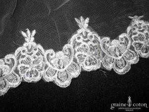 Miss Kelly - Voile long de 3 mètres en tulle ivoire clair bordé de dentelle