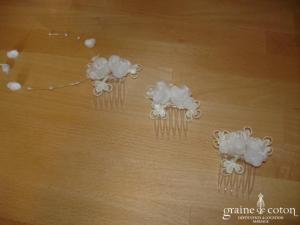 Petit peigne avec fleurs en organza