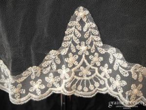 Voile court en tulle ivoire bordé de dentelle brodée