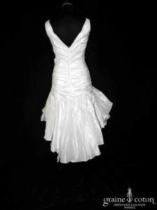 Une fille à marier - Robe en taffetas courte devant et longue derrière