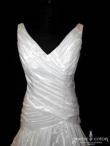 Une fille à marier - Robe en taffetas courte devant et longue derrière