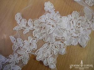 Pronovias - Voile mi long en tulle ivoire clair bordé de dentelle