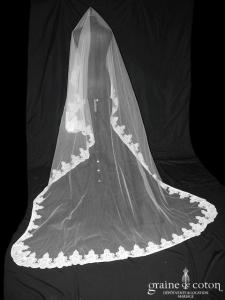 Cymbeline - Voile long de 2,50 mètres en tulle ivoire clair bordé de dentelle