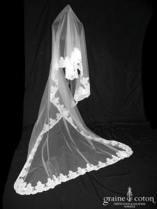 Cymbeline - Voile long de 2,50 mètres en tulle ivoire clair bordé de dentelle