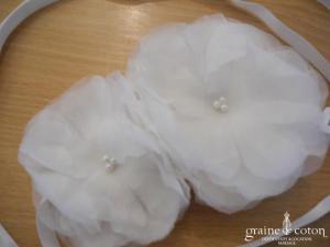 Sibo designs - Ceinture en satin avec fleurs en organza ivoire