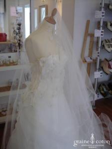 Voile ivoire brodé finement sur les bords - 4 mètres