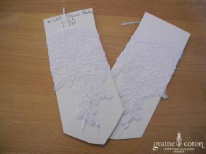 Bianco Evento - Mitaines courtes en dentelle de Calais blanches