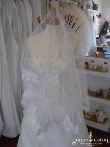 Voile blanc court bordé de dentelle - 1,5 mètres