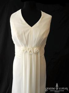 Création - Robe empire en mousseline fluide ivoire clair